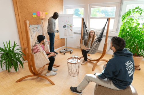 Entdecke die Welt der LA SIESTA Hängesessel und gestalte deinen Workspace neu – inspirierend, komfortabel und einfach anders.